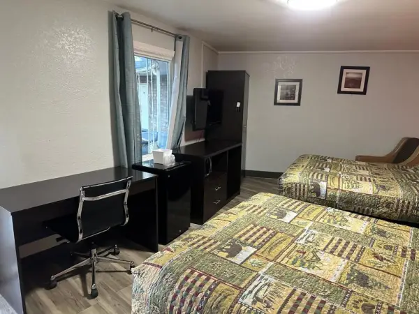 Whispering Pines Motel 7