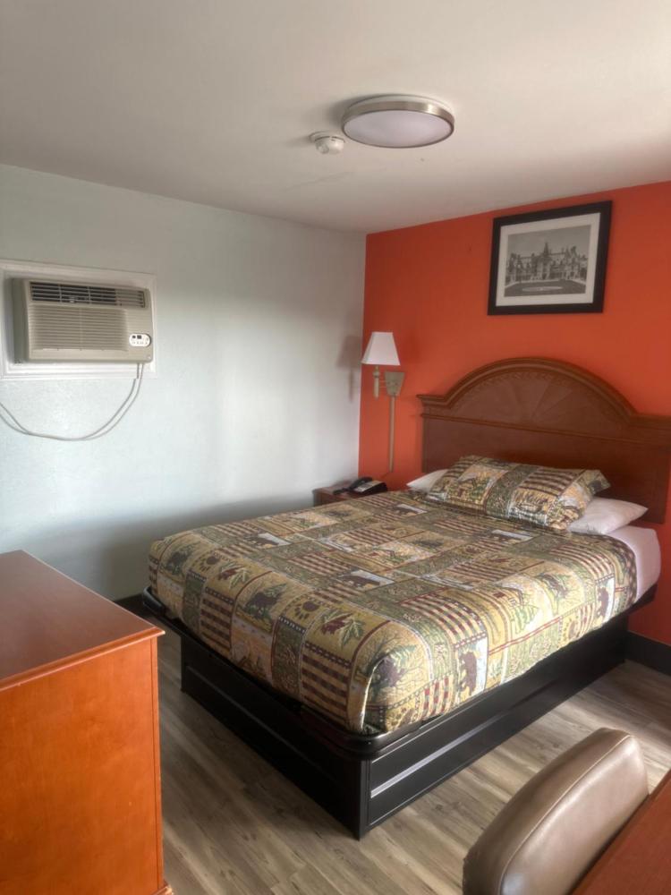 Queen Room - Non Smoking at Whispering Pines Motel, photo 5