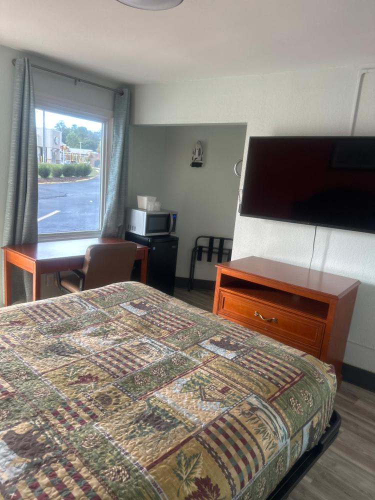 Queen Room - Non Smoking at Whispering Pines Motel, photo 4